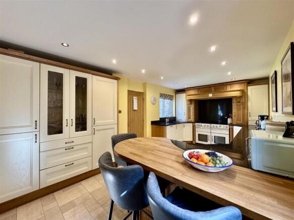 4 bed Detached for sale Image 12