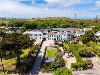 Hayle, Spacious family home near the beach