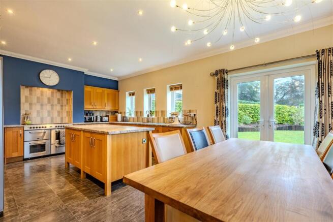 6 bed Detached for sale Image 5