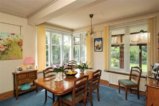 SEPARATE DINING ROOM