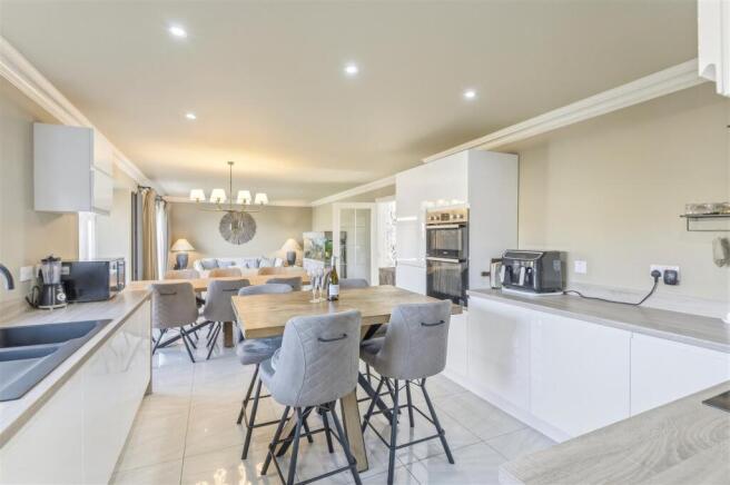 5 bed Detached for sale Image 6