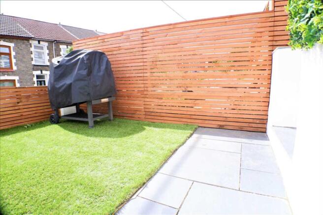Front garden image 2