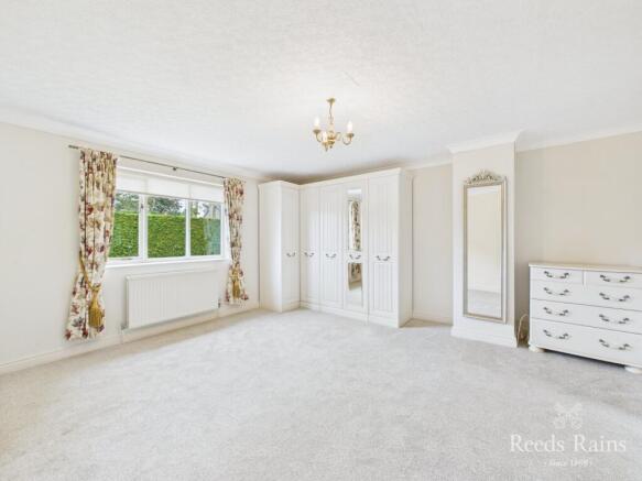 5 bed Detached for sale Image 8
