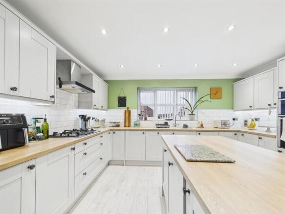 4 bed Detached for sale Image 10