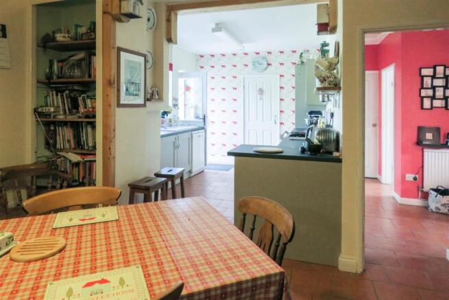 Kitchen diner.JPG