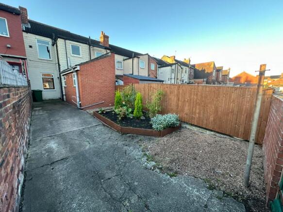2 bed Terraced to rent Image 10