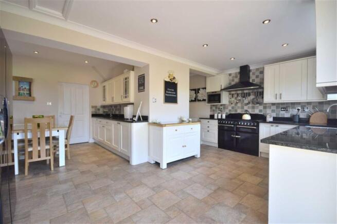 KITCHEN/BREAKFAST RO