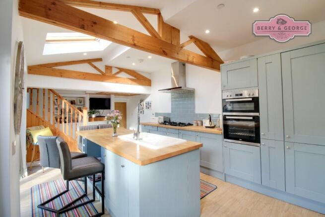 KITCHEN / BREAKFAST