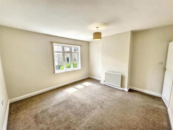 2 bed Terraced to rent Image 5
