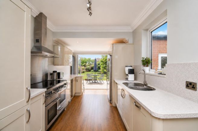 4 bed Detached for sale Image 10