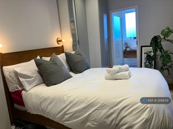 Principal Bedroom With En-Suite Bathroom