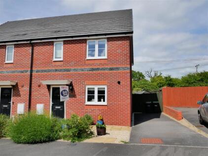 Larkspur Drive, High Penn Park, Calne