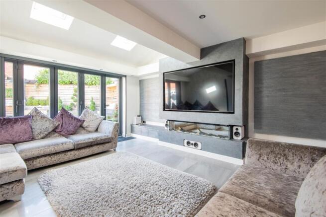 Kitchen / Lounge