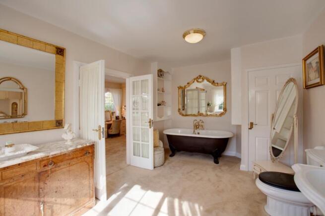 Master En-Suite Bath