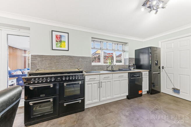 4 bed Detached for sale Image 6