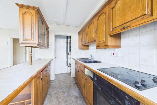 Spacious flat in prime central Clevedon photo 3