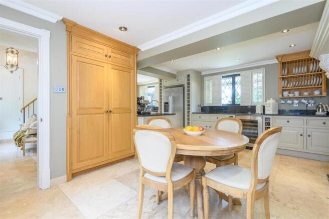 5 bed Detached for sale Image 11