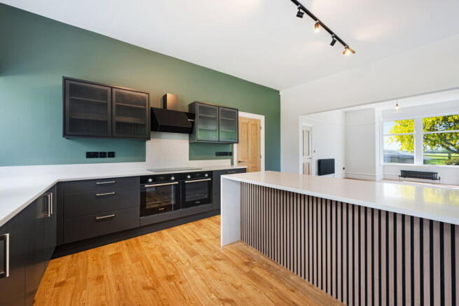 5 bed Detached to rent Image 4