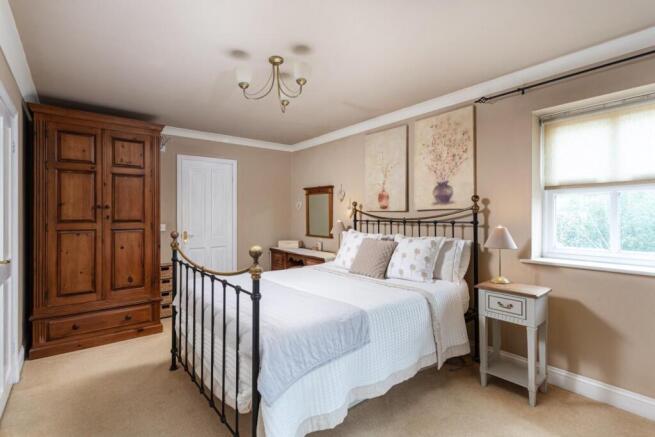 4 bed Detached for sale Image 11