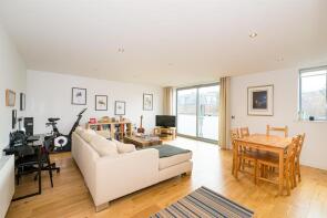 Flat 9, 115 Gransden House, Park Road, Hornsey, London N8 8JN