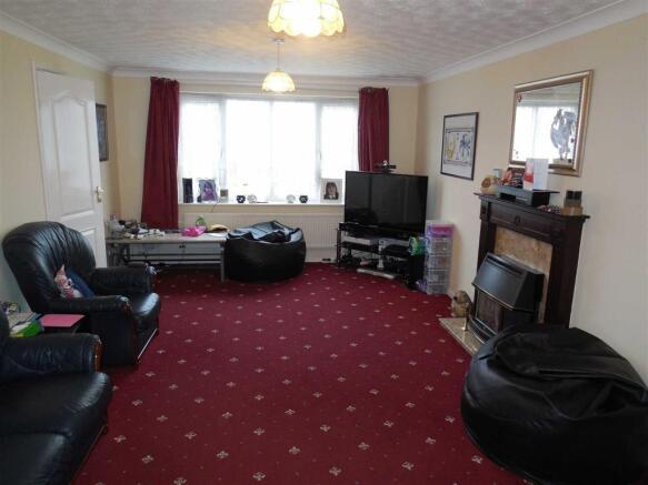 Attractive lounge (f