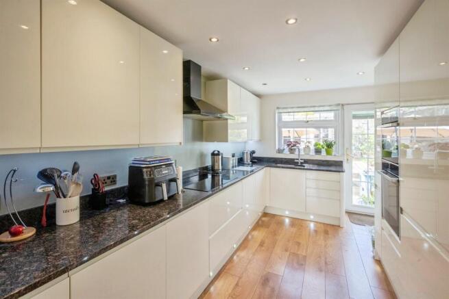 4 bed Detached for sale Image 6