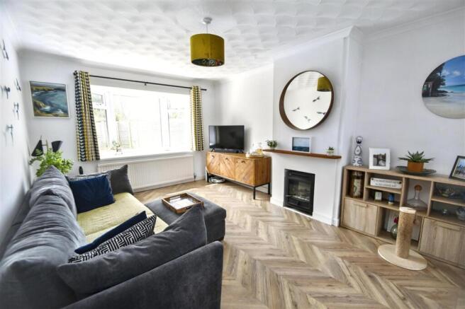 LOUNGE/DINING ROOM