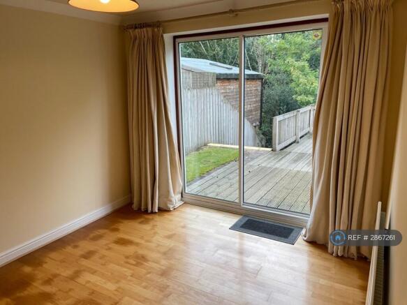 4 bed Semi-Detached to rent Image 8