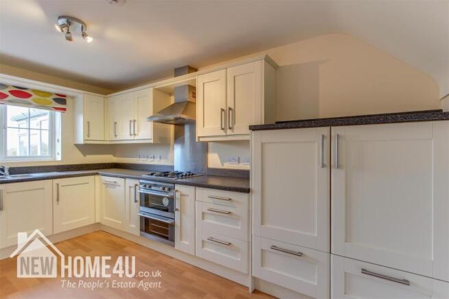 KITCHEN / BREAKFAST ROOM:
