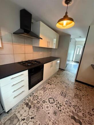 3 bed Semi-Detached to rent Image 4