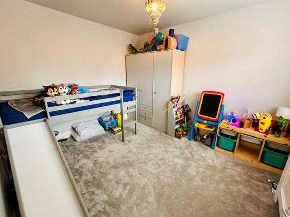 4 bed House to rent Image 11