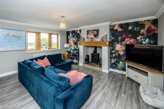 4 bed House for sale Image 8