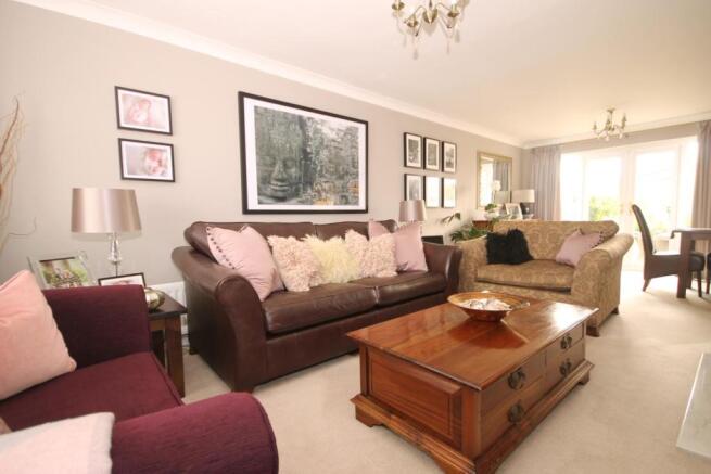 OPEN PLAN LOUNGE-DINING ROOM