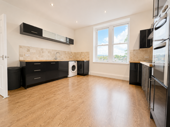 2 bed Apartment to rent Image 4