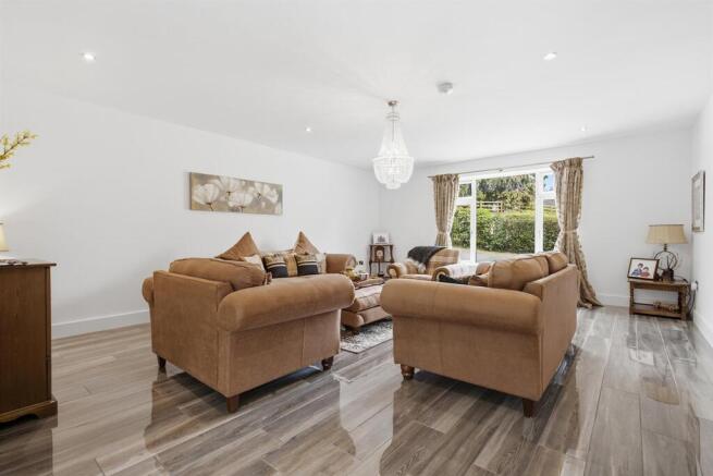 6 bed House for sale Image 10