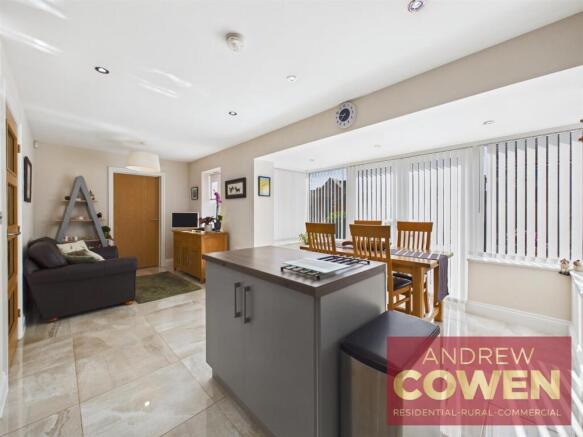 4 bed House for sale Image 4