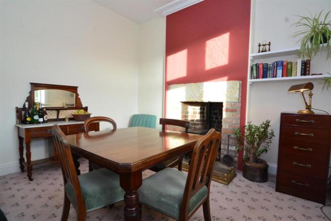 DINING/FAMILY ROOM