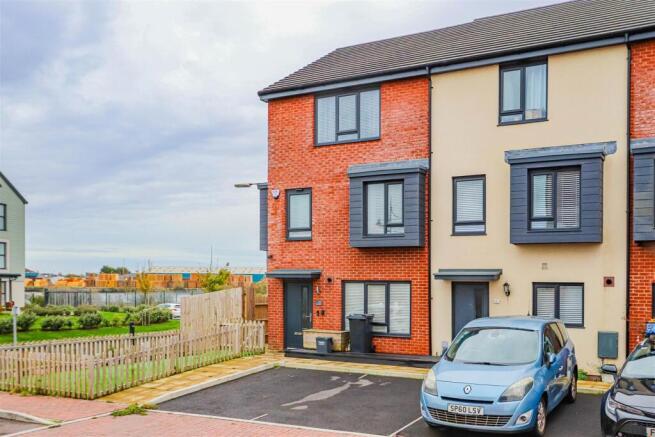 3-bed house on Ffordd Darwin, Barry, £325,000