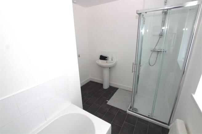 2 bed Apartment to rent Image 10