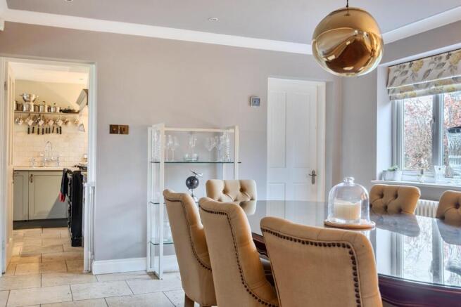 5 bed Detached for sale Image 8