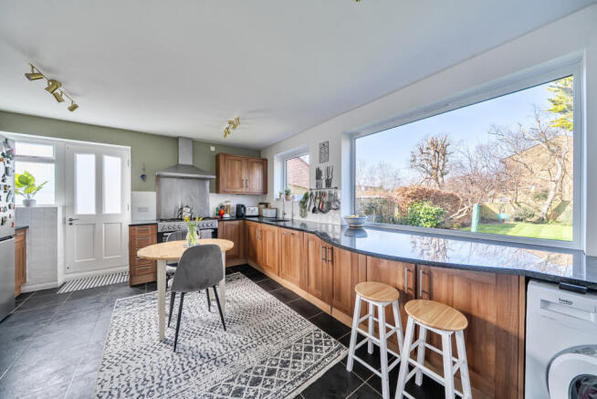 1421798-4-69a9821...