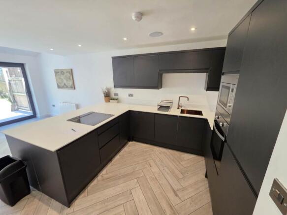 4 bed Town House to rent Image 9
