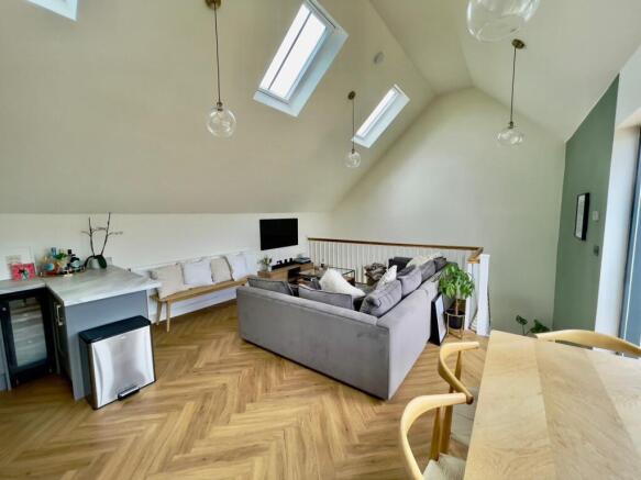 2 bed Terraced to rent Image 5