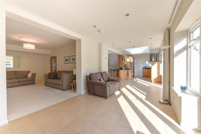 LOUNGE/ DINING AREA
