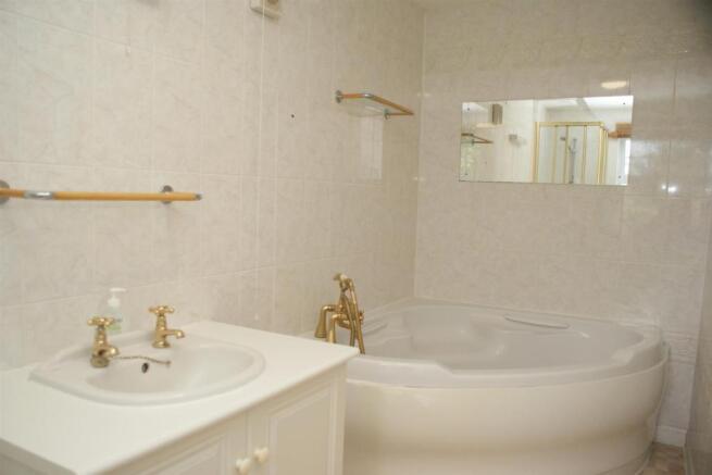 Family Bathroom.JPG