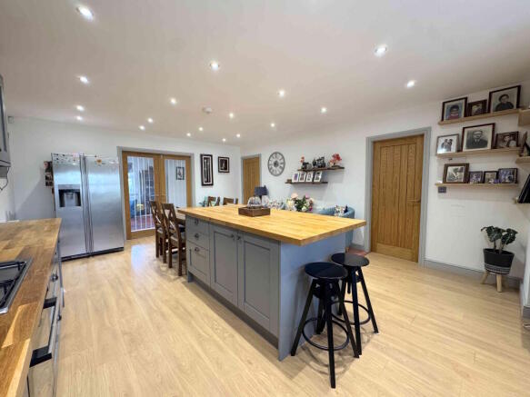 4 bed Town House for sale Image 12