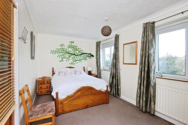 4 bed Detached for sale Image 8