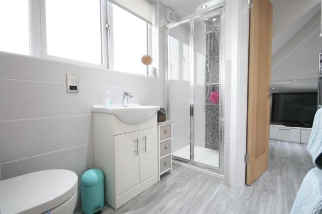 EN SUITE SHOWER ROOM/WC