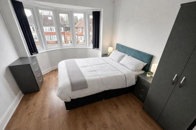 Bright, well-presented double bedroom with a la...
