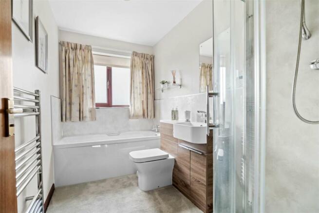 4 Manor Court - Bathroom.jpg